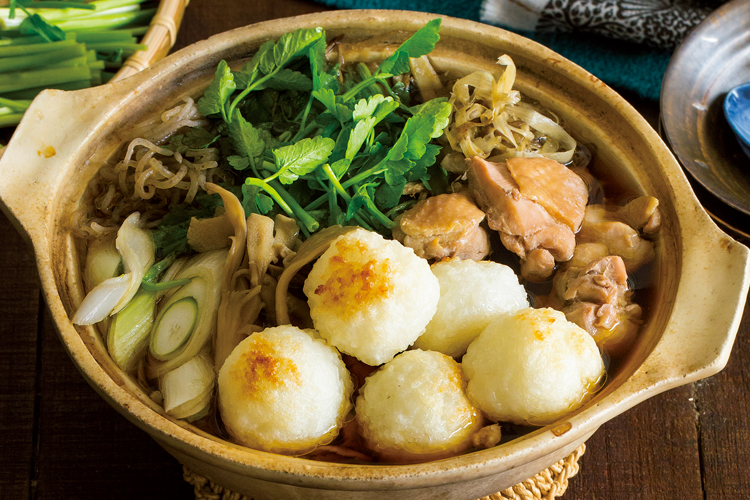 ご飯を丸めてきりたんぽ風にする秋田の郷土料理（撮影／深澤慎平）