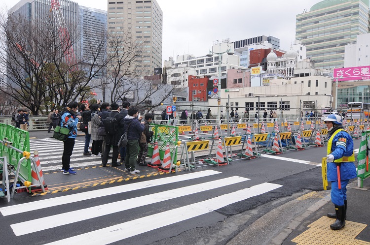 露出した線路を一目見ようと人が集まっている