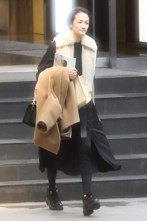 『グランメゾン東京』の打ち上げに参加した冨永愛はベストを羽織って