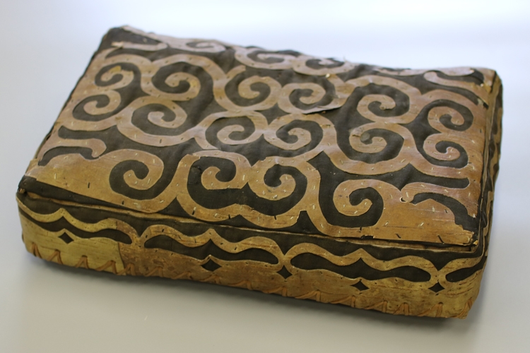 白樺樹皮で作られたウィルタ文様の箱（北海道立北方民族博物館所蔵）