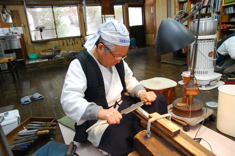 ほぼ365日、鍛刀場で刀作りに専念する刀匠・河内國平さん