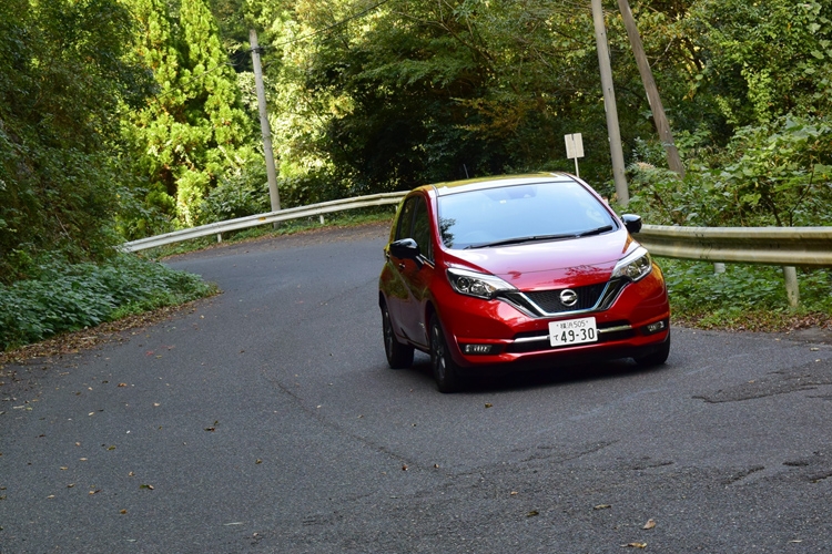 荒れた山道でも不安なく快適に走れる（日産・ノート）