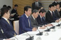 新型コロナウイルス感染症対策本部で発言する安倍首相（時事通信フォト）