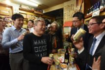 横浜駅東口からすぐの立地。連日常連客で賑わう店内には長い歴史が刻まれている
