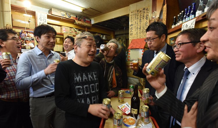 横浜駅東口からすぐの立地。連日常連客で賑わう店内には長い歴史が刻まれている