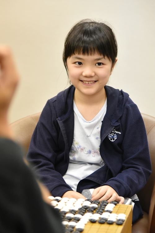 10歳の仲邑菫初段が人気を集める囲碁界だが…（時事通信フォト）