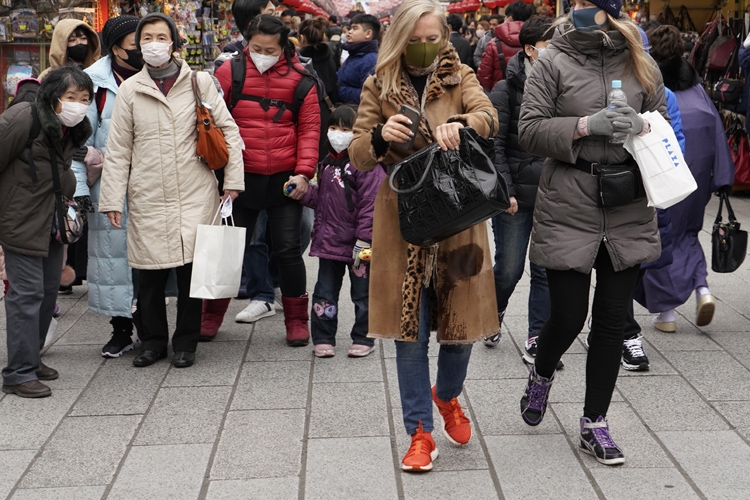 訪日客激減に加えてマスク姿の外国人も目立つように（時事通信フォト）