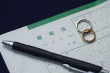 自身の不倫が原因で離婚した50代女性 養育費請求しづらいジレンマ
