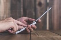 スマホを持たない人たちの生活　「情報源は新聞・テレビで十分」