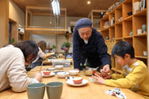 縫製工場をリノベした自宅兼アトリエは、アートを楽しむ人たちで本日も大にぎわい