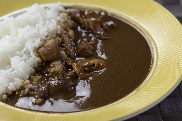 岡山の名産・桃が隠し味の「白桃ピオーネカレー」