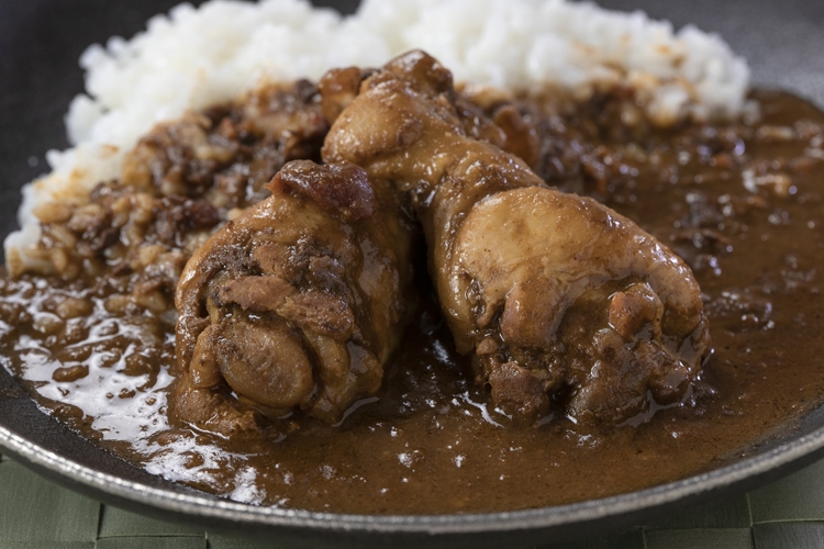 徳島の「極上阿波尾鶏（あわおどり）骨付地鶏カレー」