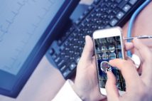 医師が診察中にスマホ検索、これに不安を覚える必要はない