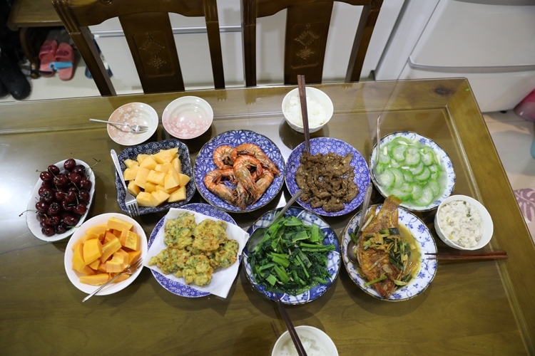 食卓にはたくさんの皿が並ぶ