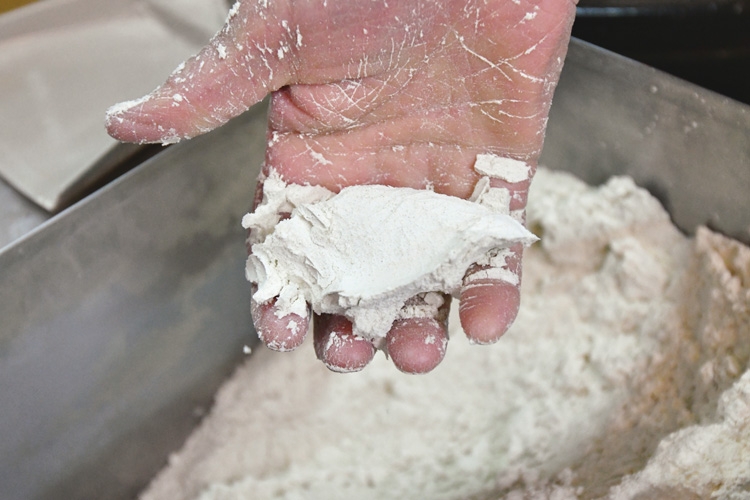 自家製粉した蕎麦粉は細かく、手で握るだけでギュッと固まる