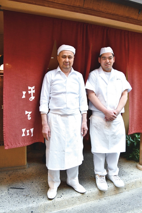 東京・両国の「江戸蕎麦　ほそ川」の細川さん（左）と弟子の楚村さん