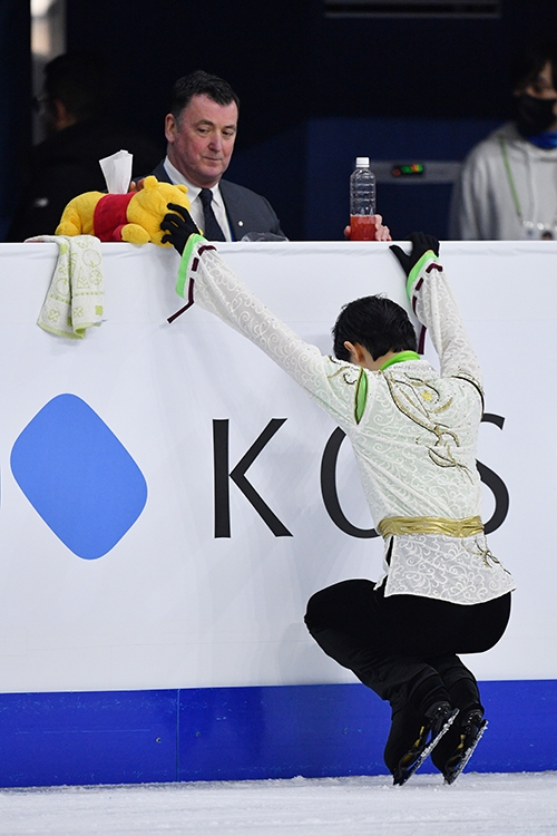 滑走直前、マイプーさんにタッチ（写真／アフロ）