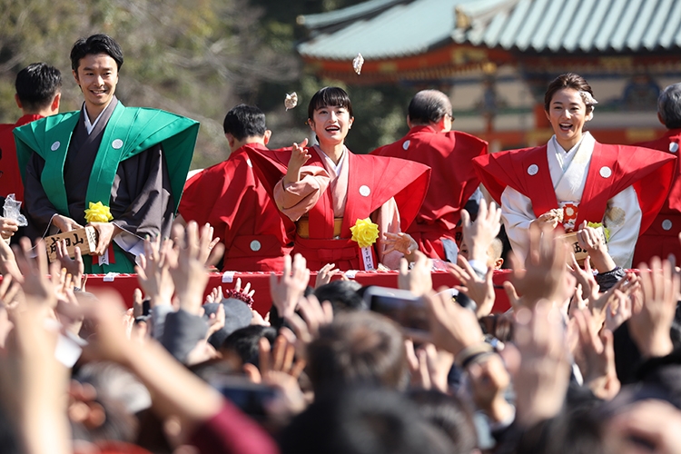 成田山新勝寺にて豆をまく『麒麟がくる』のキャスト陣