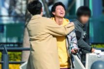 中島健人と平野紫耀、笑顔でギュッとハグする連続写真6枚