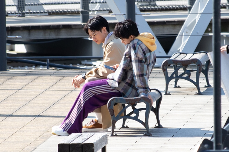 公園のベンチに座る平野とSexyZone中島健人