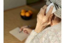 認知症母からの電話に一喜一憂 つながったときには用件忘れ…