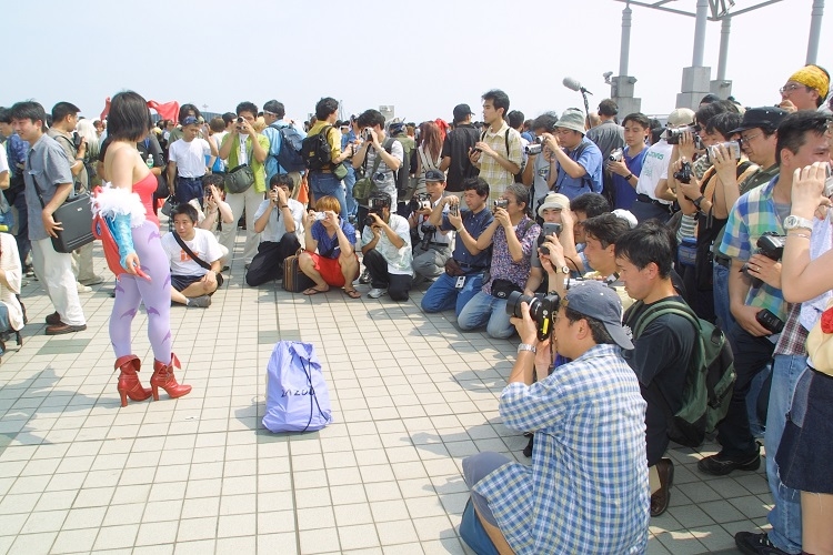 コスプレイヤーをカメラがぐるりを囲む様子がコミックマーケット名物になって久しい（時事通信フォト）