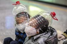 広州白雲国際空港の乗客にはこんな姿も見受けられた(EPA=時事)
