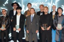 「カミカリスマ」の表彰式に出席した麻生太郎氏(中央)とカリスマ美容師たち(時事通信フォト)