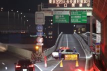 交通規制実験では大渋滞が発生した(時事通信フォト)