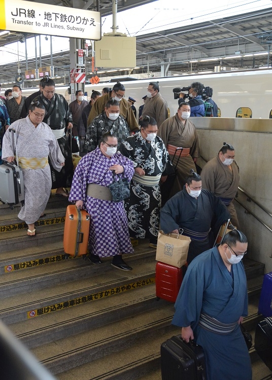 力士たちもマスク姿で大阪入りしたが、はたして…（写真：時事通信フォト）