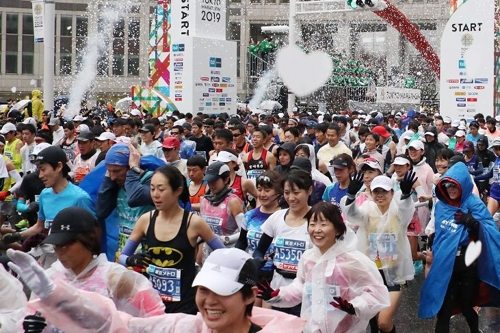 東京マラソン2019でハート型の紙吹雪が舞う中スタートするランナーたち。今年はこのような光景は見られない（時事通信フォト）