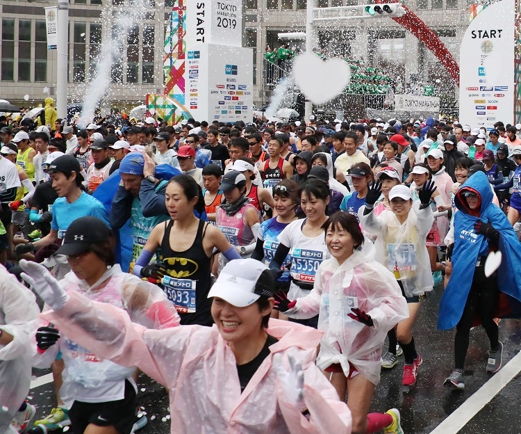 東京マラソン2019でハート型の紙吹雪が舞う中スタートするランナーたち。今年はこのような光景は見られない（時事通信フォト）