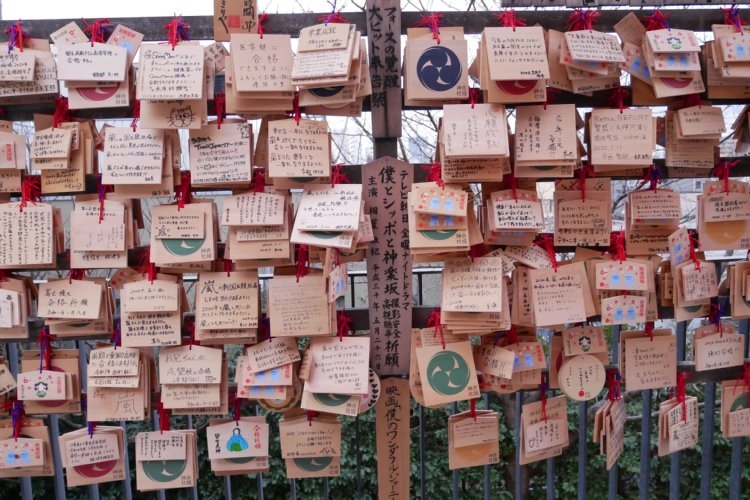 赤城神社には嵐コンサートの当選を願う絵馬がズラリ