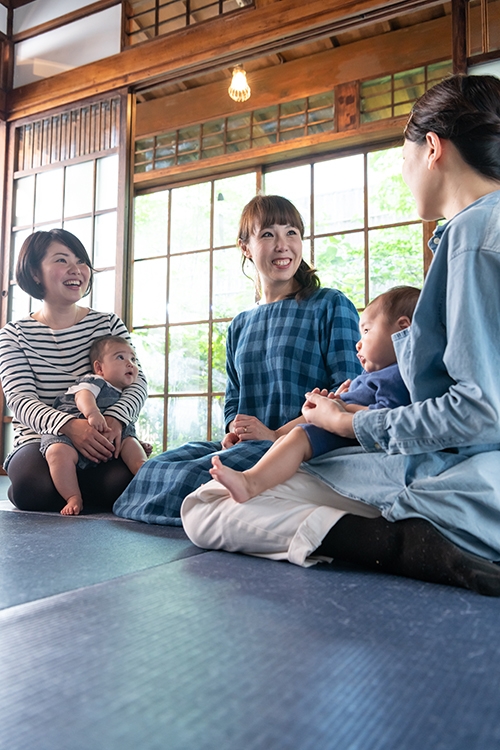 院長のHISAKOさん（中央）の元には、多くの母子が訪れる（写真提供／助産院ばぶばぶ）