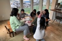 休日、リビングで団らん。長女（20才。写真左）が抱いているのは昨年生まれたHISAKOさんの初孫（写真提供／助産院ばぶばぶ）