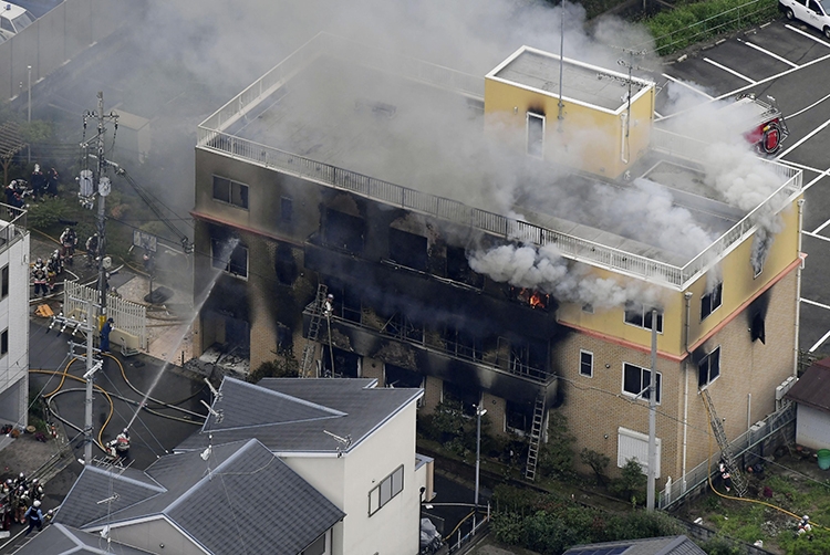 京アニでは被害者にさまざまな取材の波が押し寄せた（共同通信社）