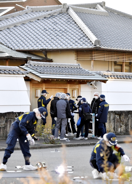 現場にはたくさんの捜査員が集まった（写真／共同通信社）