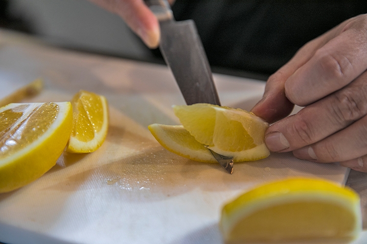 レモンの皮に隠し包丁を入れた後、実だけがつぶれやすいよう、皮と実の間にも切れ込みを入れる（撮影／楠聖子）
