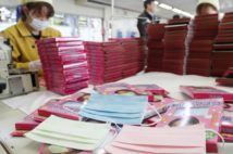 増産体制でもマスク不足は解消されず(時事通信フォト)
