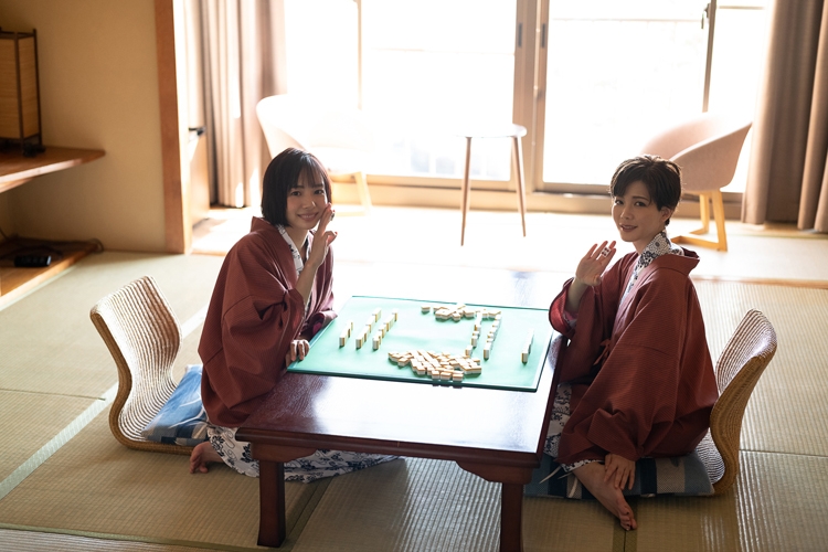 雀牌を握りニコニコ顔の2人