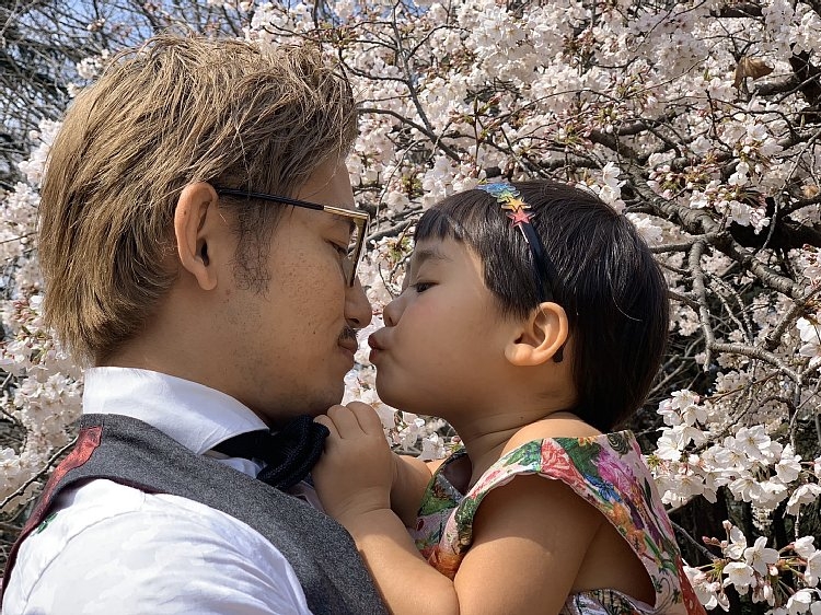 パパにチューしようとするよつ葉ちゃん