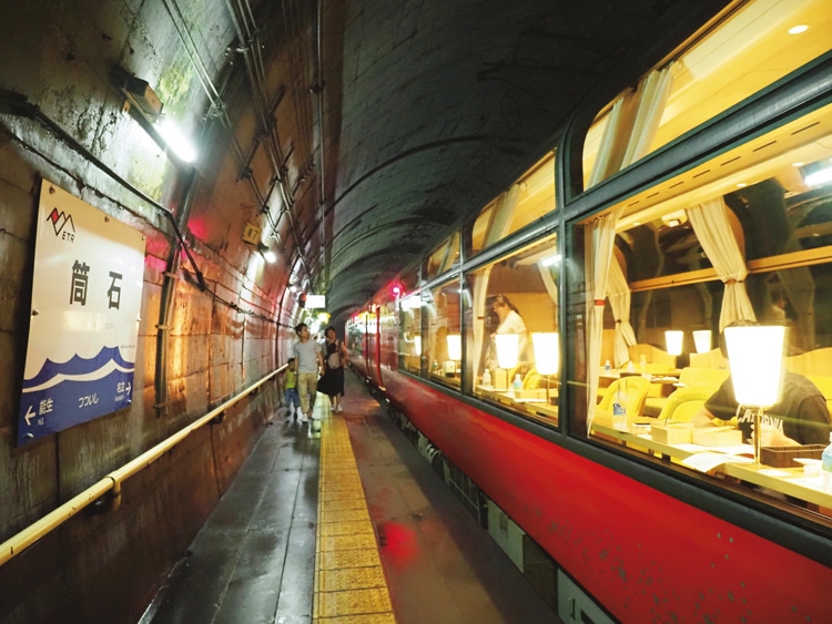 トンネルの中にある筒石駅