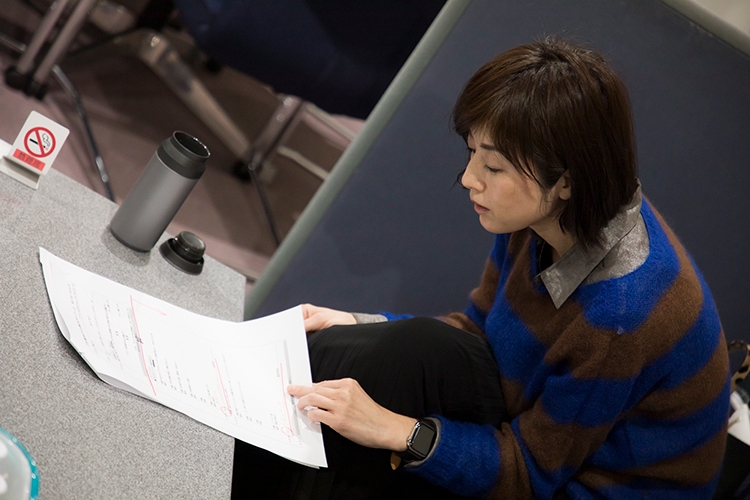 丁寧に台本をチェックして打ち合わせを済ませる