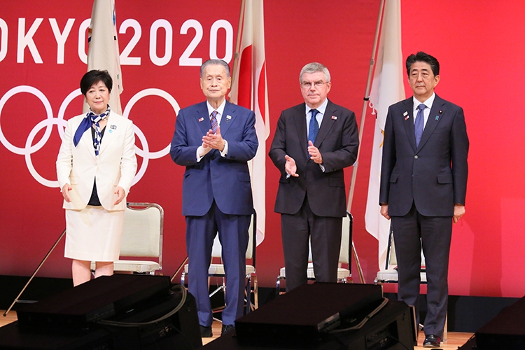 右から安倍首相、トーマス・バッハIOC会長、森喜朗東京オリンピック・パラリンピック組織委員会会長、小池百合子東京都知事（2019年7月）