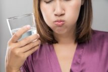 ウイルス対策として、医療従事者は水うがいや“飲みうがい”を推奨(写真/アフロ)
