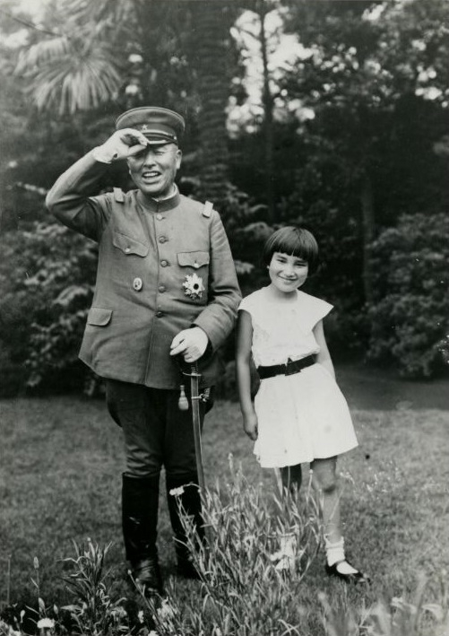 渡辺教育総監と末娘の和子さん（当時8歳）。和子さんはベストセラー『置かれた場所で咲きなさい』の著者である（渡辺家蔵）