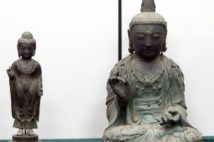 対馬から盗み出された海神神社の「銅像如来立像」(左)と観音寺の「銅造観世音菩薩坐像」。右の一体は韓国から返還されていない(Yonhap/AFLO)
