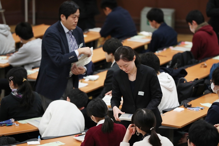 大学入学共通テストに向けたドタバタが今年の入試にも影響（時事通信フォト）