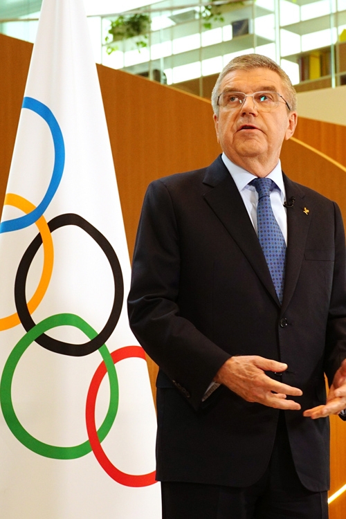 予定通りの五輪開催を強調するIOCのバッハ会長だが…(時事通信フォト)