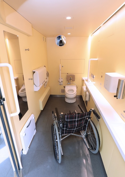 西武鉄道Laviewの多目的トイレはオストメイト対応型。ベビーベッドやベビーチェアも設置されている（時事通信フォト）
